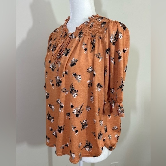 Melloday sz sm top in a pumpkin color with a floral print. Ruching front & back - Picture 8 of 16